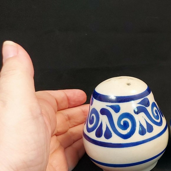 Vintage Salt Glazed Pottery Stoneware Cobalt Blue Salt & Pepper Shakers - Picture 6 of 9